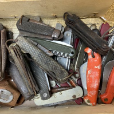 A collection of mixed penknives and pocket knives. (D)