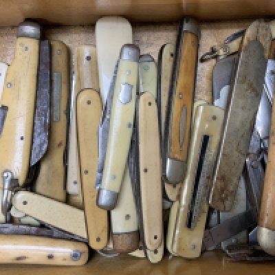 A collection of Ivorean pocket knives.