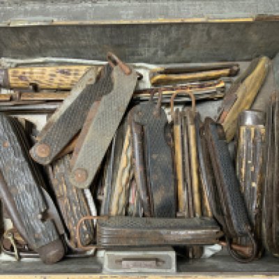 A large collection of varied pocket knives etc.