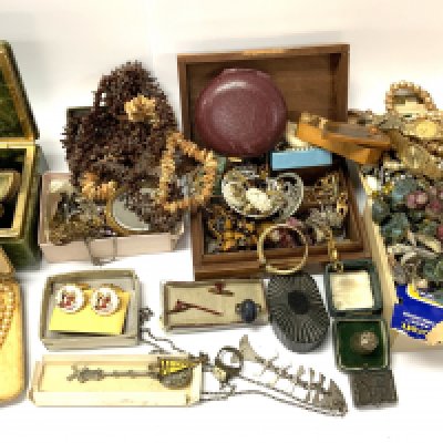 A collection of mixed costume jewellery etc. (B)