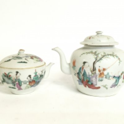 19th century Chinese export Famille Rose tea pots with character marks to the base. This lot cannot be posted