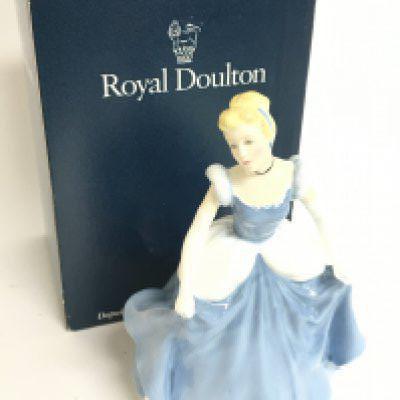 A boxed limited edition Royal Doulton Disney Princess Cinderella porcelain figure. No obvious damage or restoration This lot cannot be posted