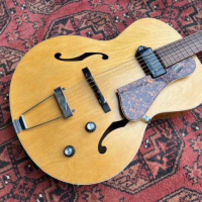 An early 2000's Godin Kingpin archtop guitar with P90 Pickup in natural. Made in Canada. All original. Ply Maple Body Flamed Maple Neck and Rosewood Fingerboard. Evidence of very light playwear. Comes with Godin Original shaped case.