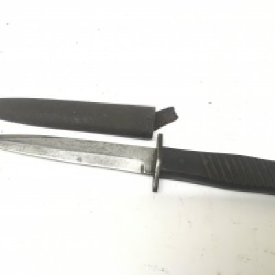 A rare original I world war German Imperial Army boot close combat knife with a wood grip the steel blade with makers stamp Gottlieb Hammesfahr Solingen.With metal scabbard. Length 29cm