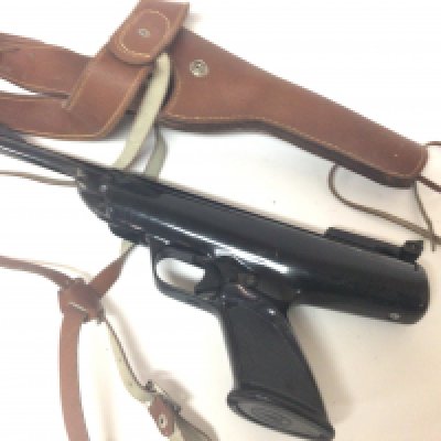 A BSA Scorpion .22 target air pistol sold with a leather holster (2)