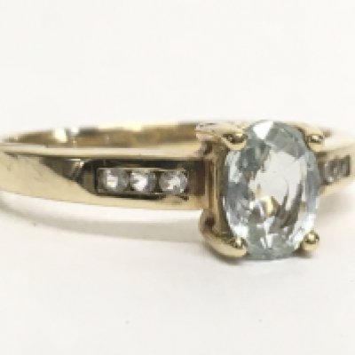 A 9 carat yellow gold Aquamarine & white Topaz ring, size N/O, 2.2g. Postage category A
