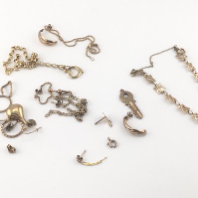 A Collection of mixed 9ct gold jewellery. Total weight 15.61g.