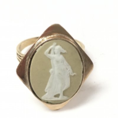 A 9ct gold yellow jasper ring. 6.6g and size L