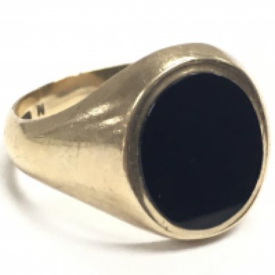 A 9 carat gold Gents signet ring, size S. 7.4g. Postage category A