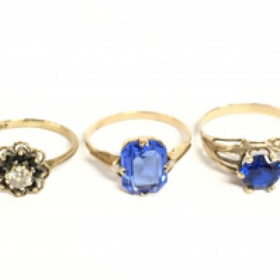 A collection of 9 carat gold rings set with various gem stones and one 8 carat gold ring. Sizes O & M. Overall weight 5.2G Postage category A