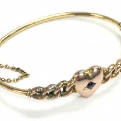 A 9 carat gold Edwardian heart shaped bangle, 4.8g. Postage category A