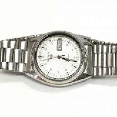 A Seiko 5 Day/Date automatic Gents Wristwatch with a 24 hour dial. Serial no ON3765 on Seiko strap. This lot cannot be posted