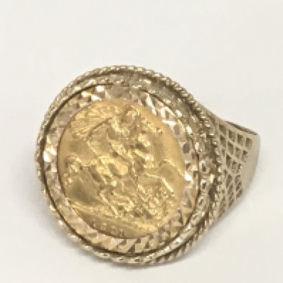 A half Sovereign ring 1911 weight 10g the 9carat shank with an open patterned edge.
