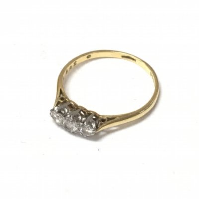 An 18ct gold three stone diamond set ring. Approx size M.