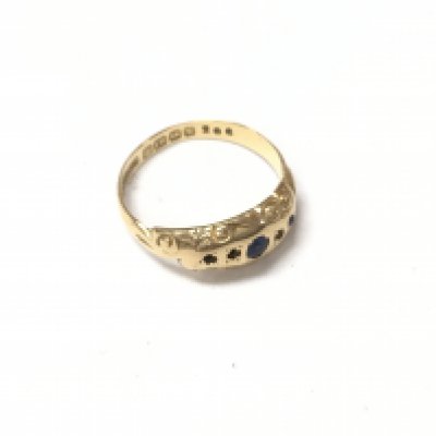 An 18ct gold ring set with gemstones. Ring size O.
