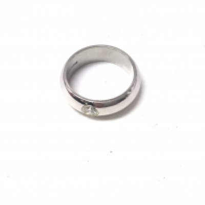 A white gold 18ct ring. Approx weight 8.9 grams, size L.