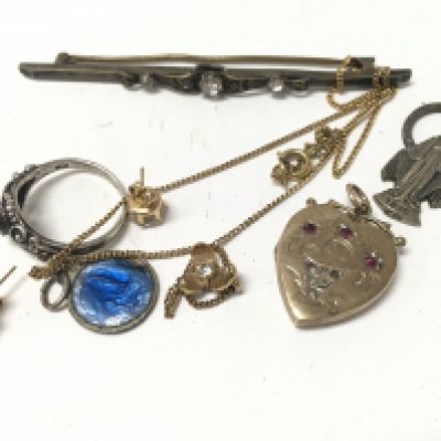 A mix of costume jewellery.