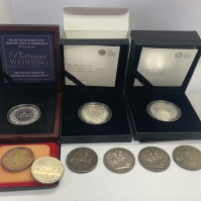 A good collection of cased silver coinage and some loose Silver crowns etc. (B)