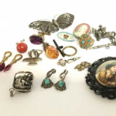 A collection of jewellery including brooches, earrings, some silver etc