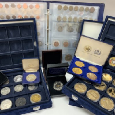 A collection of commemorative coinage and medallions. (C)