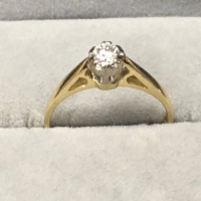 An 18ct gold ring set with a solitare diamond . (K).