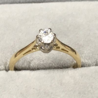 An 18ct gold ring set with a solitare diamond . (K).