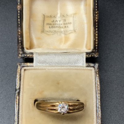 An 18ct gold ring set with an old cut diamond, approx 0.25ct. (Size Q)