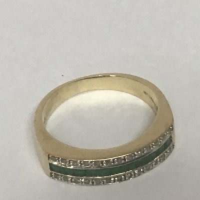 A 9cart gold ring set with emerald flanked by two rows of small diamonds weight 4g ring size P.
