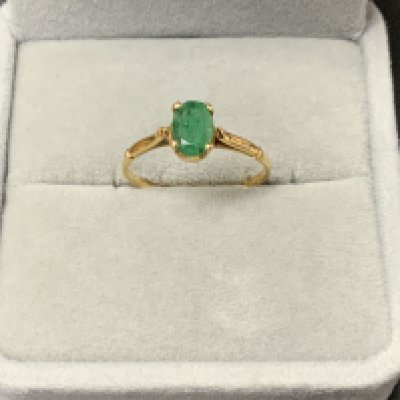 An 18ct gold ring set with an emerald. (Size N), Postage A)