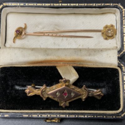 A 9ct gold brooch together with 2 gold stick pins. (A)