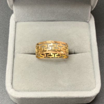 An 18ct gold Greek key open design ring, Size P (A)