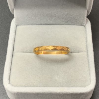 An eastern 18ct gold band with patterned edge. (Size V). (A).