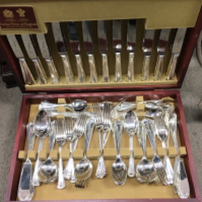 A quality Arthur price cutlery set. This lot cannot be posted