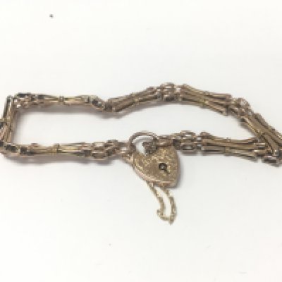 A 9ct gold gate bracelet with a heart clasp. Approx weight 5.84 grams.