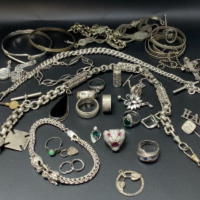 A good mixed collection of silver jewellery. (A)