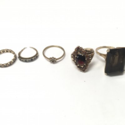 Five 9ct gold rings. Approx weight 20.58 grams.