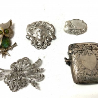 3 vintage silver brooches, hallmarked vesta case etc. (A)