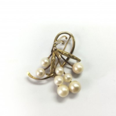 A 14k gold brooch of floral design set with pearls, approx 8.4g. Shipping category A.