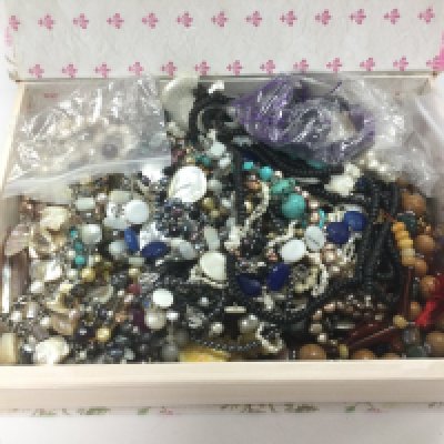A large collection of pearl and semi precious stone jewellery. Shipping category B.