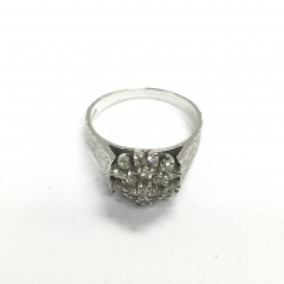 An 18ct white gold cluster diamond ring, approx 5.3g. Shipping category A.