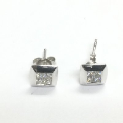 A pair of 18ct white gold diamond stud earrings, approx 2.8g. Shipping category A.