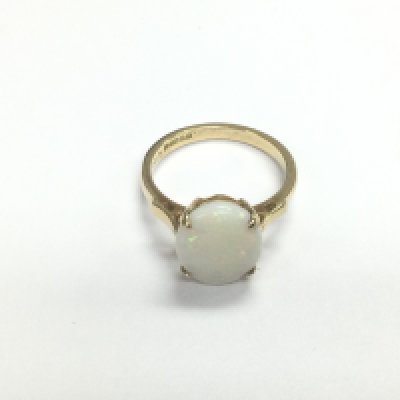 A 9ct go,d opal ring, approx 2.8g. Shipping category A.