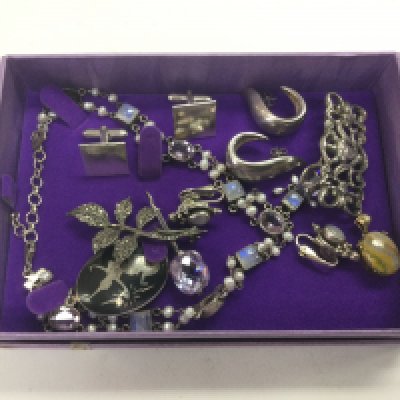 A small collection of silver jewellery. Shipping category A.