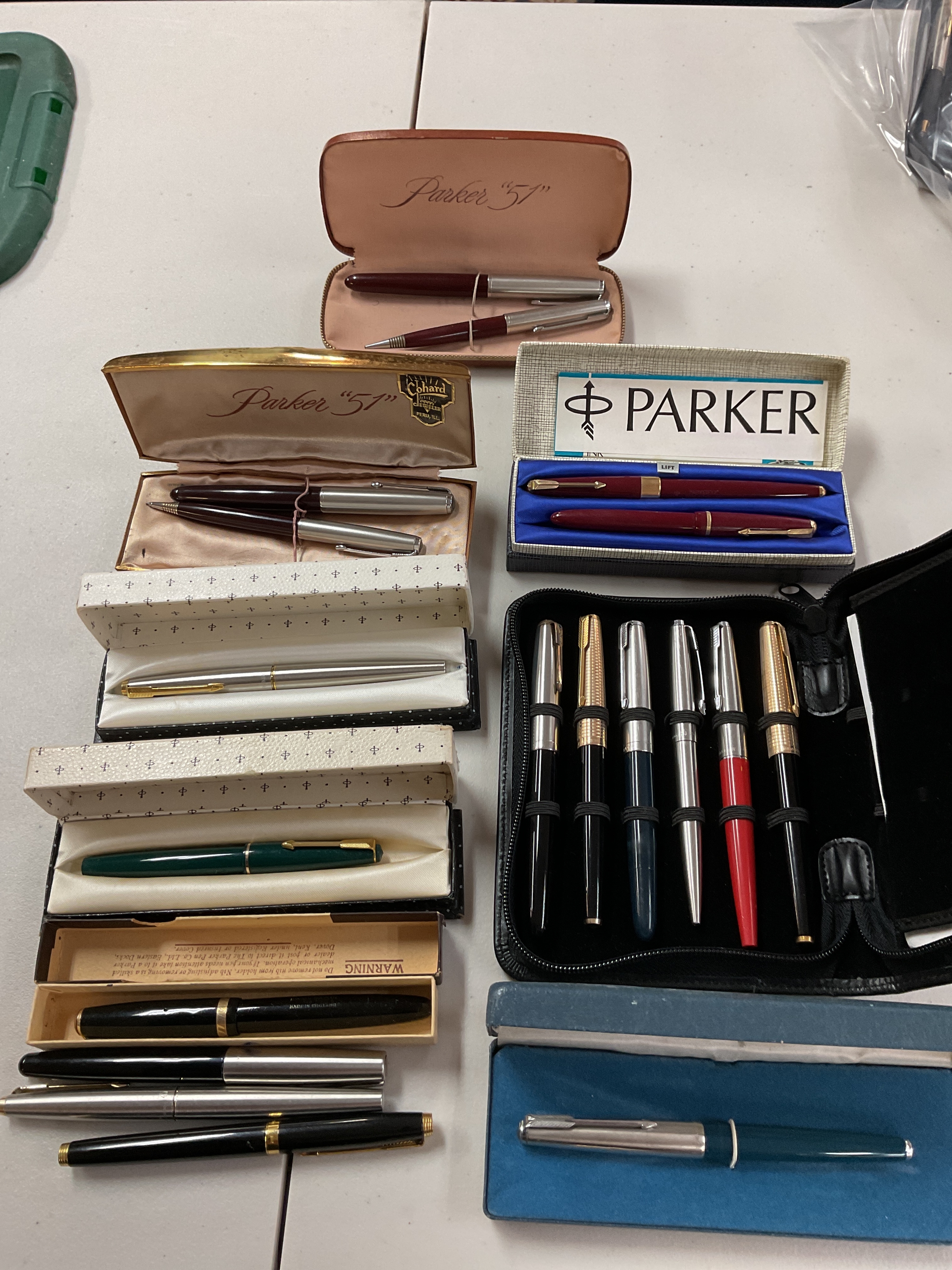 Qty vintage Parker fountain pens in original boxes.