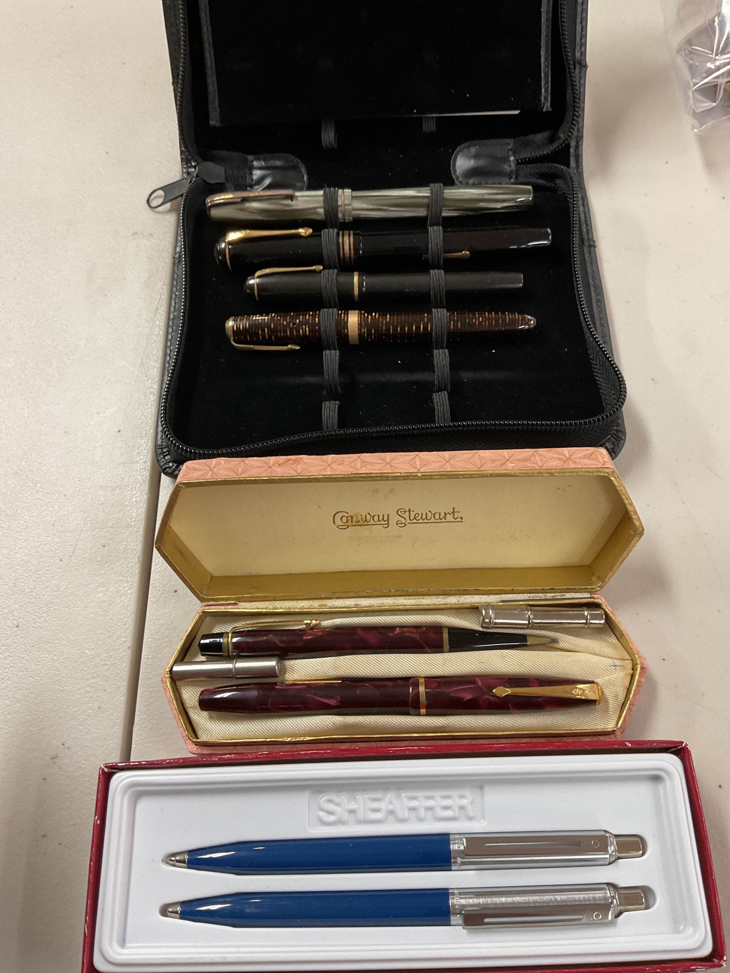 Qty vintage Conway Stewart fountain pens and others.