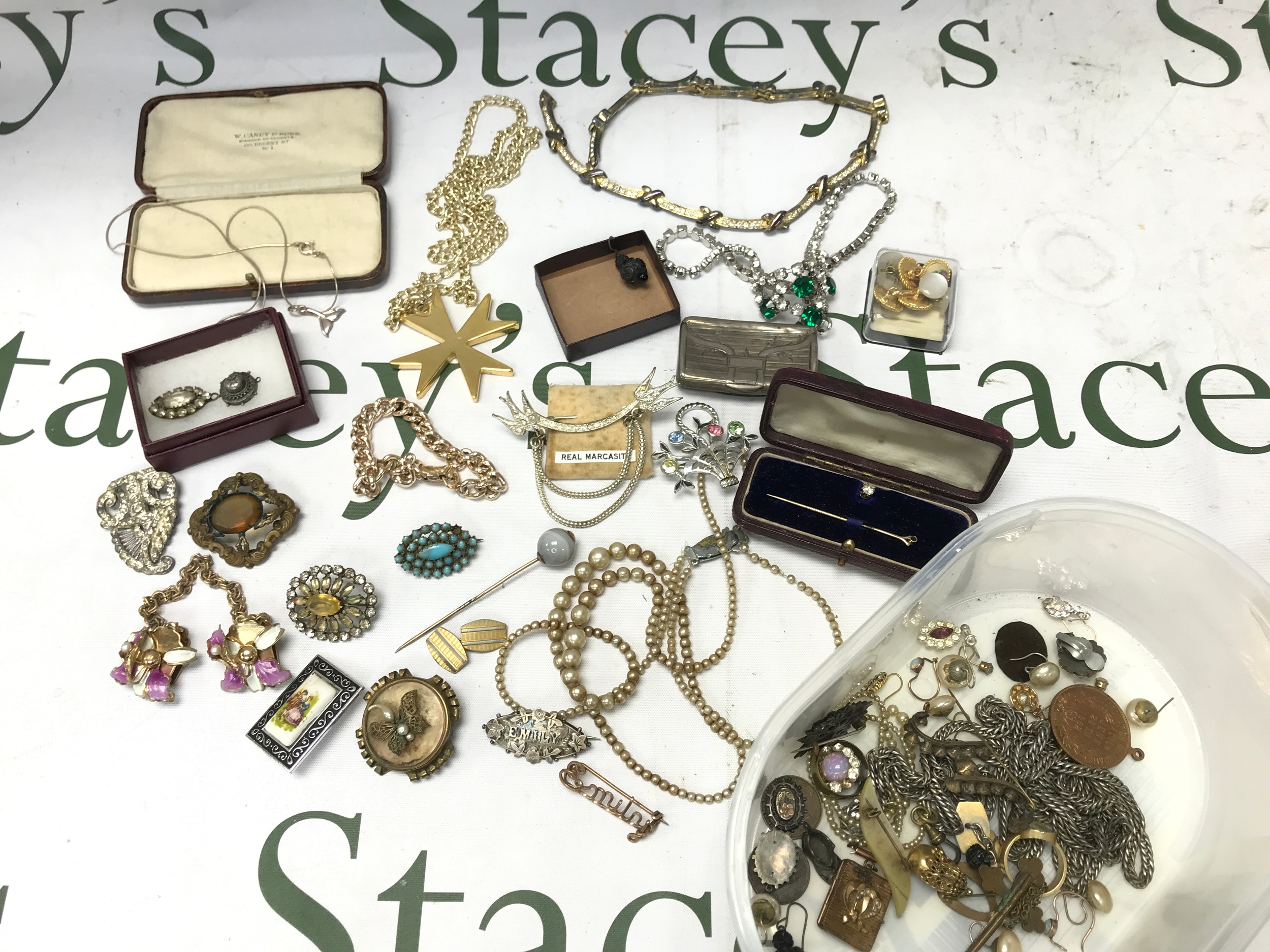 A quantity of vintage dress jewellery to include silvers, boxed pin with stone, brooches, necklaces etc 