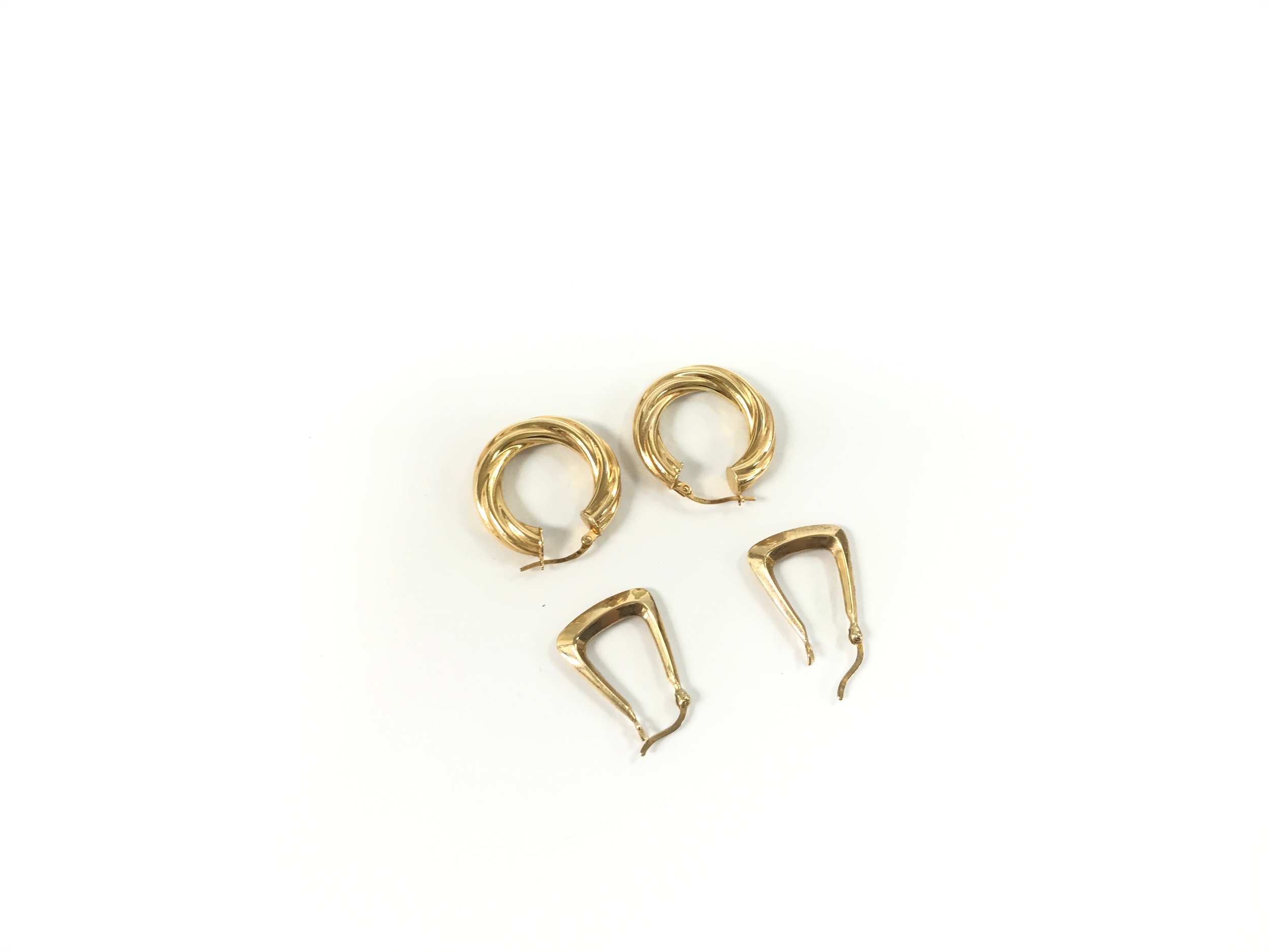 Two pairs of 9ct gold earrings 4.4g 