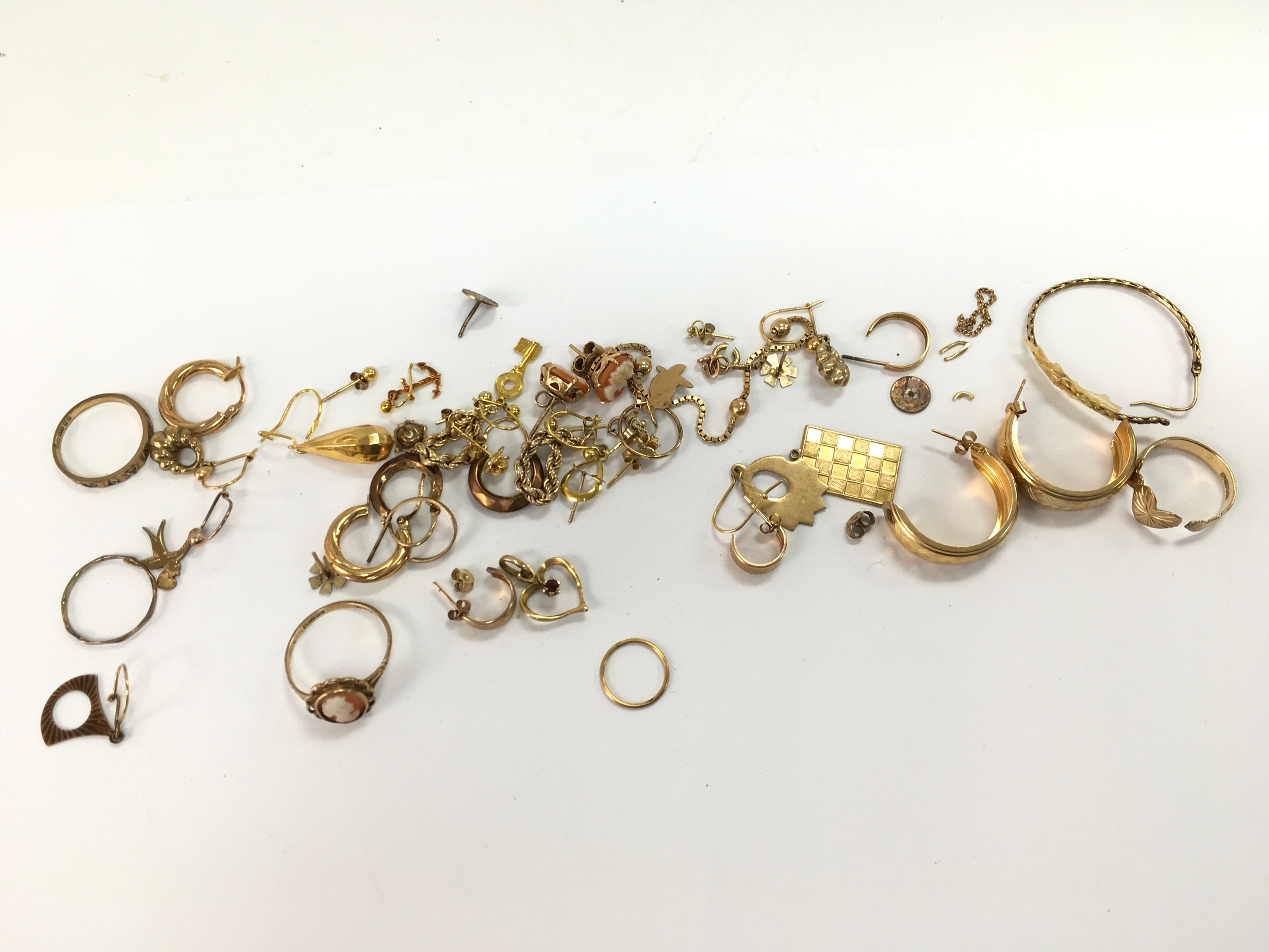 Collection of 9ct gold rings, earrings and pendants etc. 27.7g
