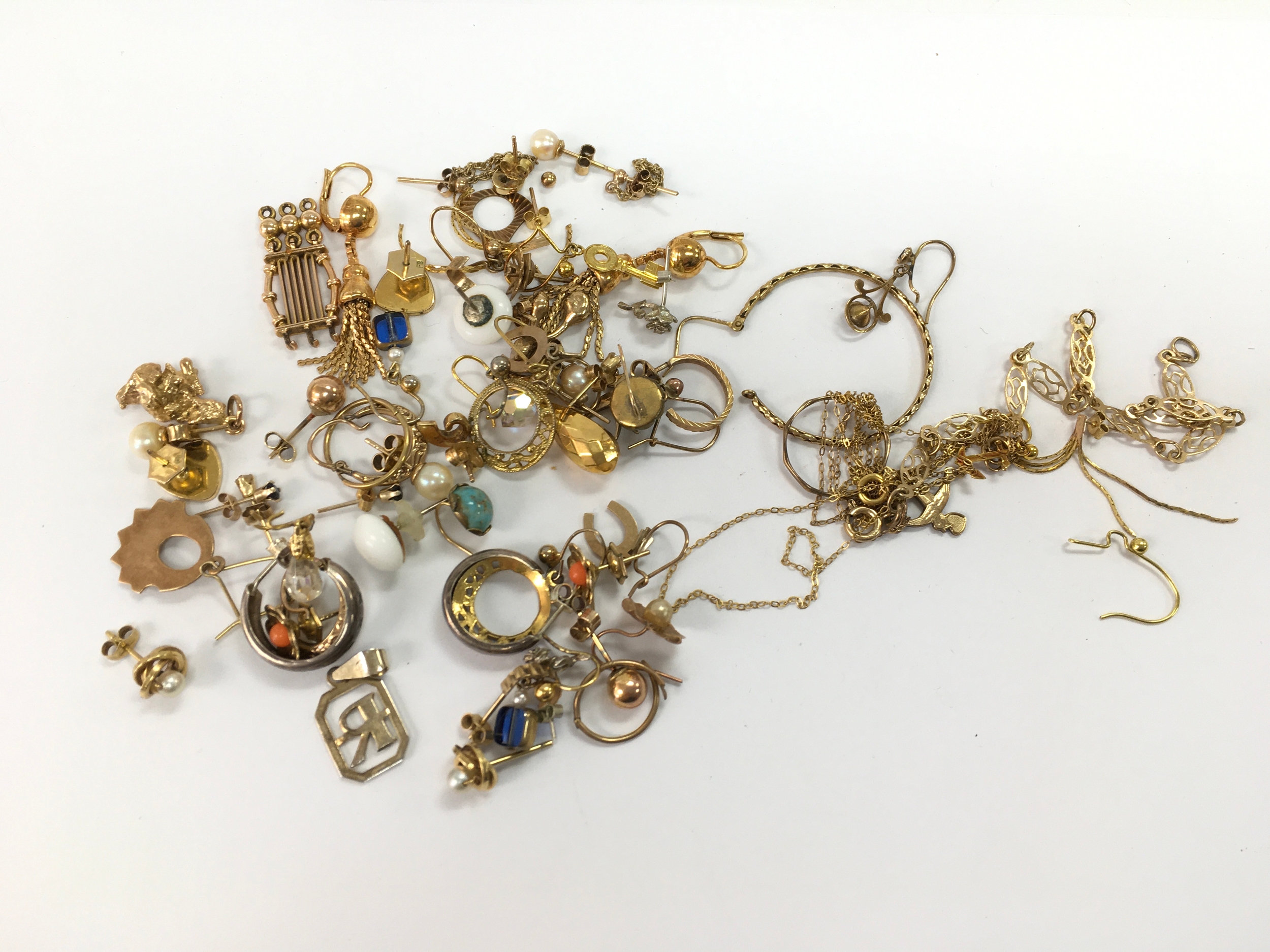 A collection of assorted gold items including earrings, pendants etc 45.8g total.