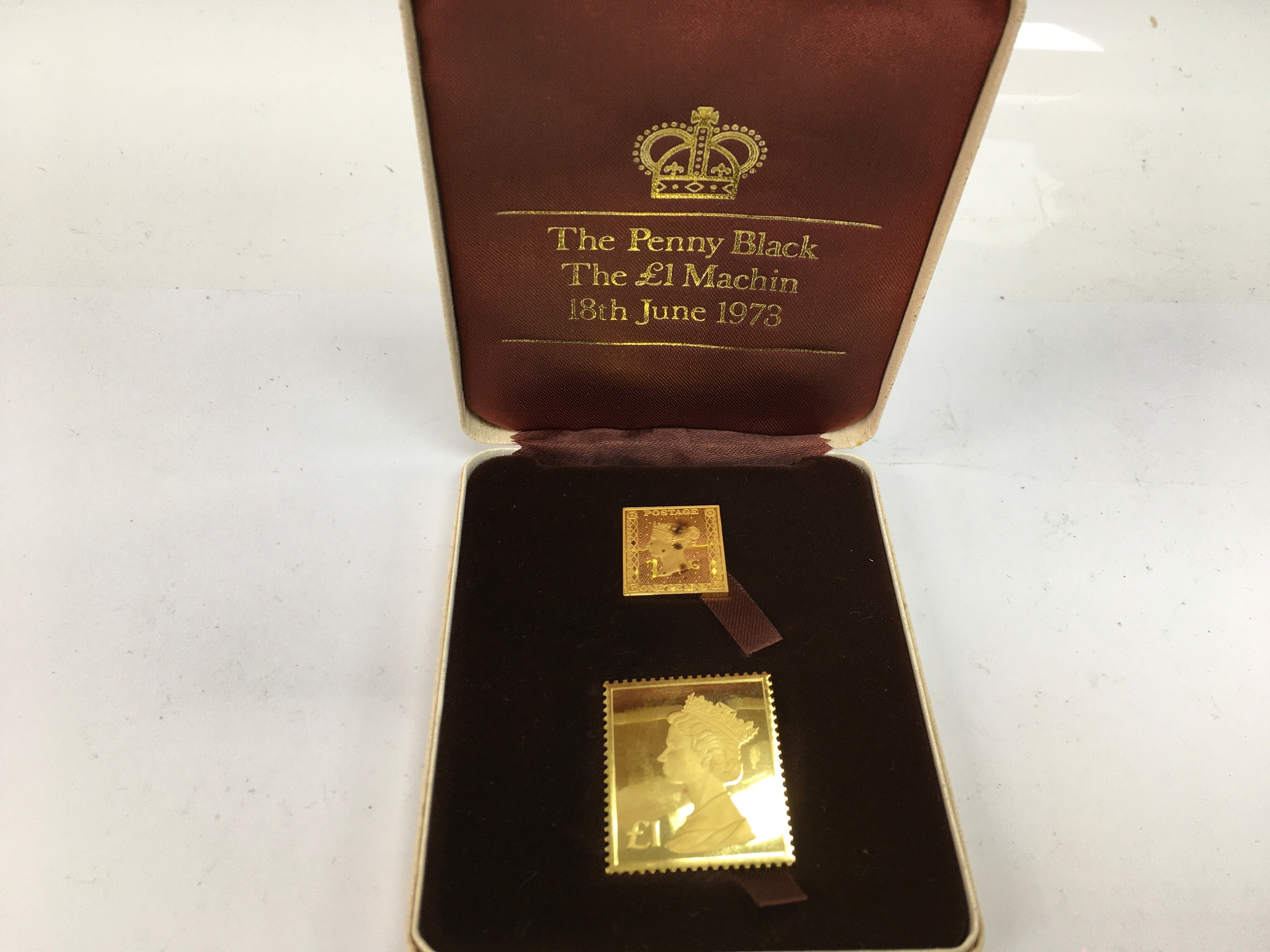 British Definitive Stamp Replica Issue: The Penny Black and The £1 Machin set in 22-carat gold, issued in 1973 by Hallmark Replicas. 38.5g